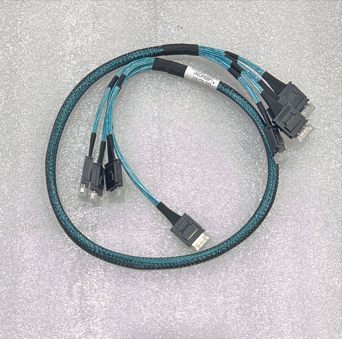 Y Intel Cable Kit 2U 1x MCIO to 2x SlimSAS (straight/8xSSD/HDD) 1x SFF-TA-1016 to 2x SFF-8654 8i