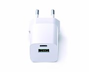 Incarcator cu USB Ieșire USB-C: USB-C: 5V/3A, 9V/3A, 12V/2,5A, 15V/2,0A, 20V1,5A (30W) PPS: 3,3V-11V/3,0A, 3,3V-16,0V/2,0A (33W) USB-A: 5V/3A, 9V/2A, 12V/1,5A (18W) USB-C+USB-A: 5V/3A (15W) Tensiune de intrare: 100-240VAC, 50/60Hz Protecție la